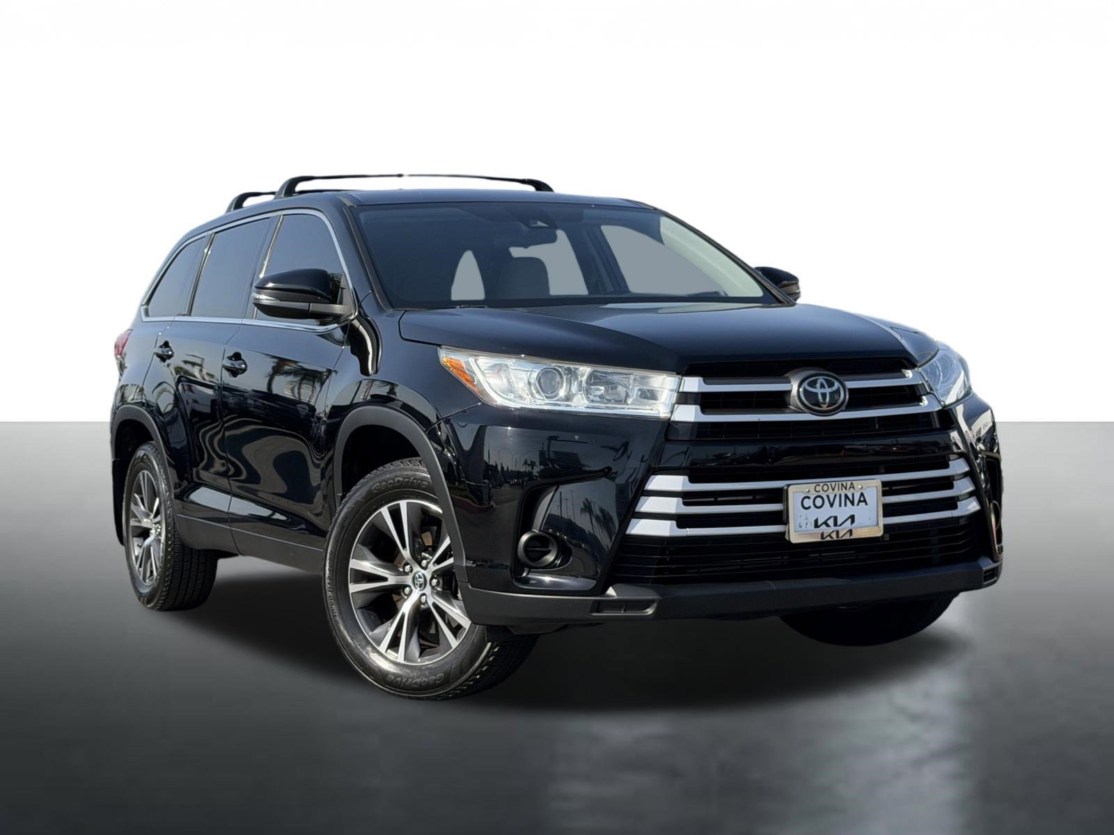 Used 2019 Toyota Highlander LE FWD image 1