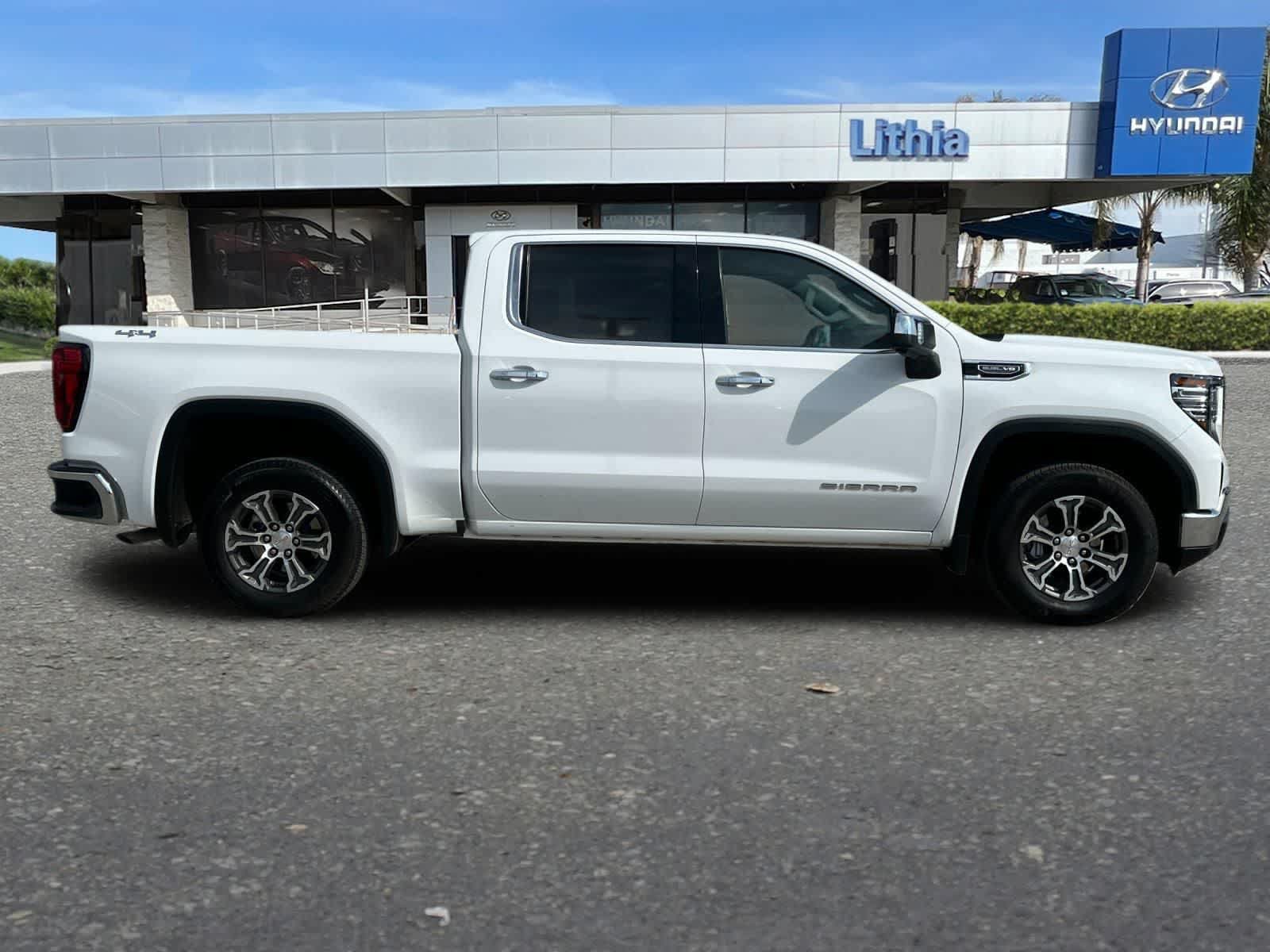 Used 2026 GMC Sierra 1500 SLT AWD/4WD image 9