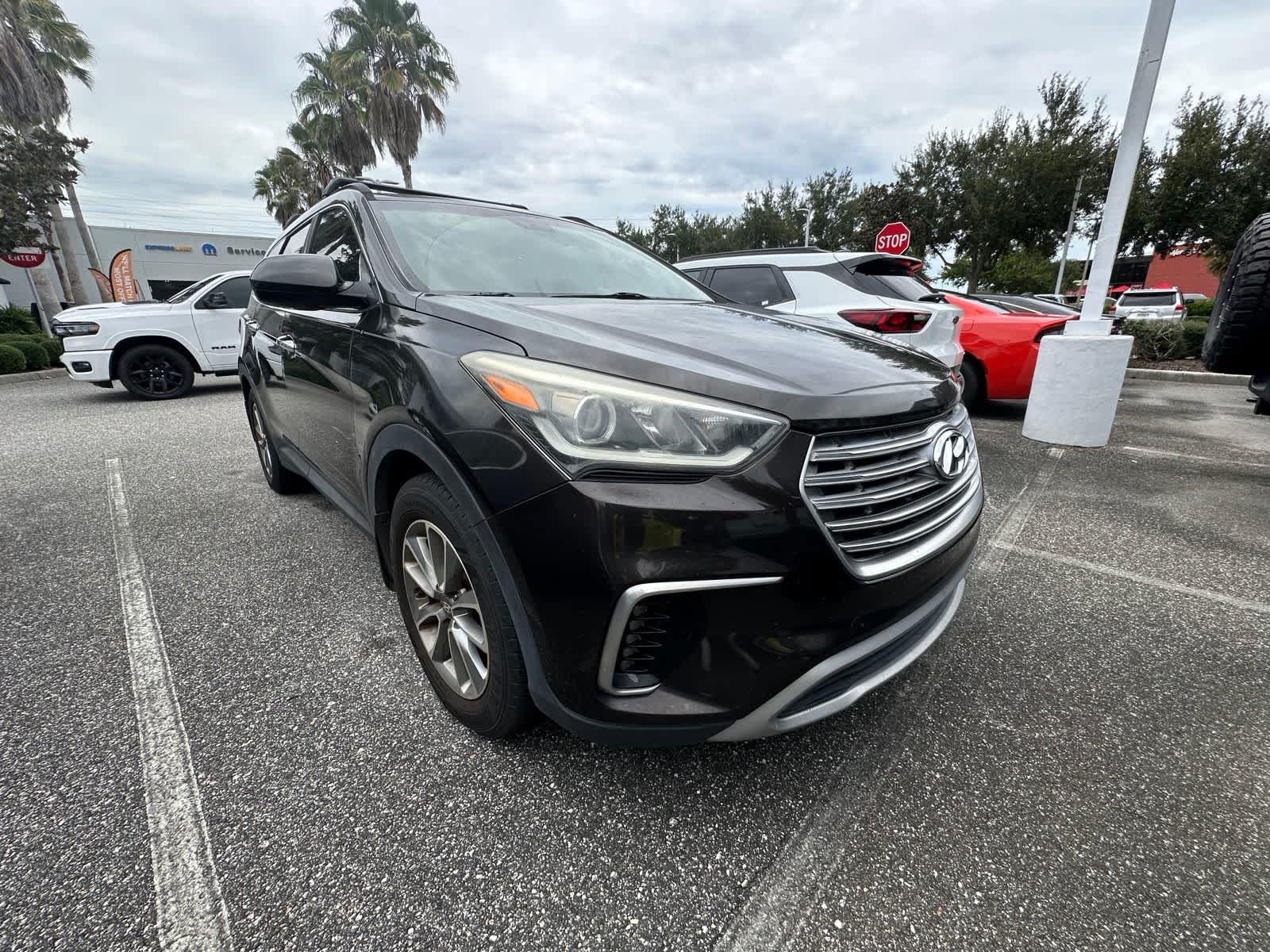 Used 2017 Hyundai Santa Fe SE FWD image 2