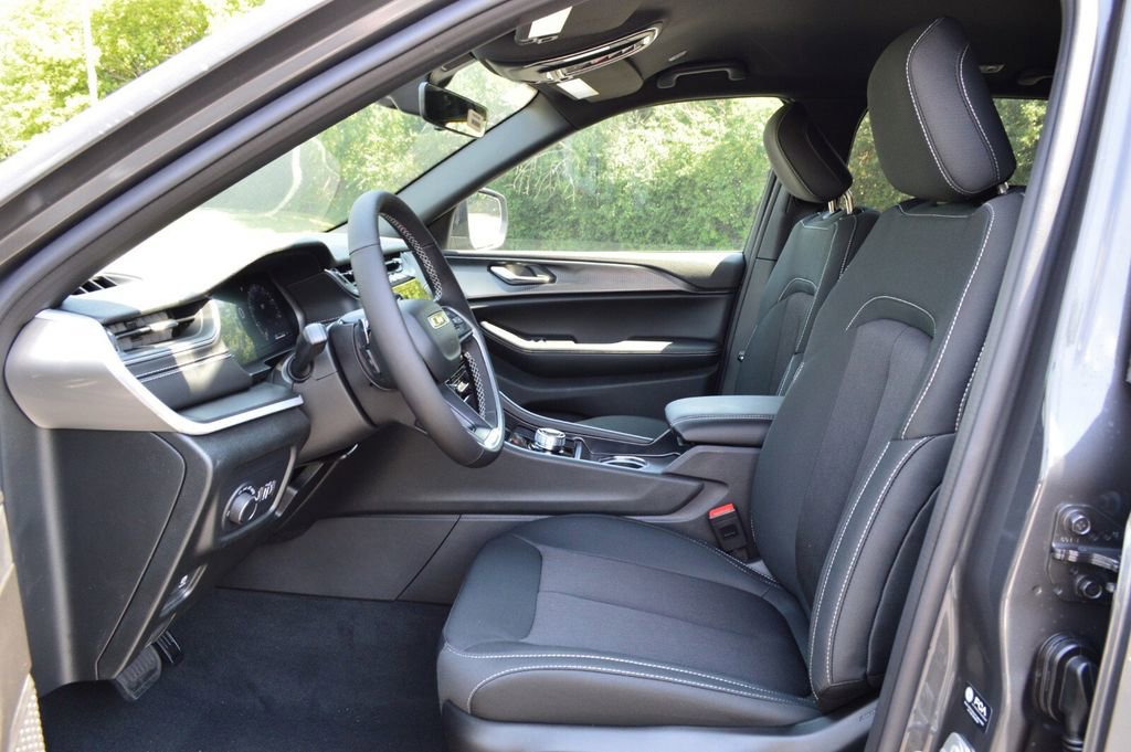 New 2025 Jeep Grand Cherokee Laredo w/ Luxury Tech Group I image 13