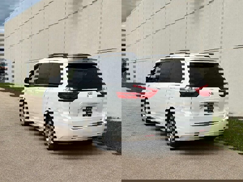 Used 2016 Toyota Sienna LE image 8