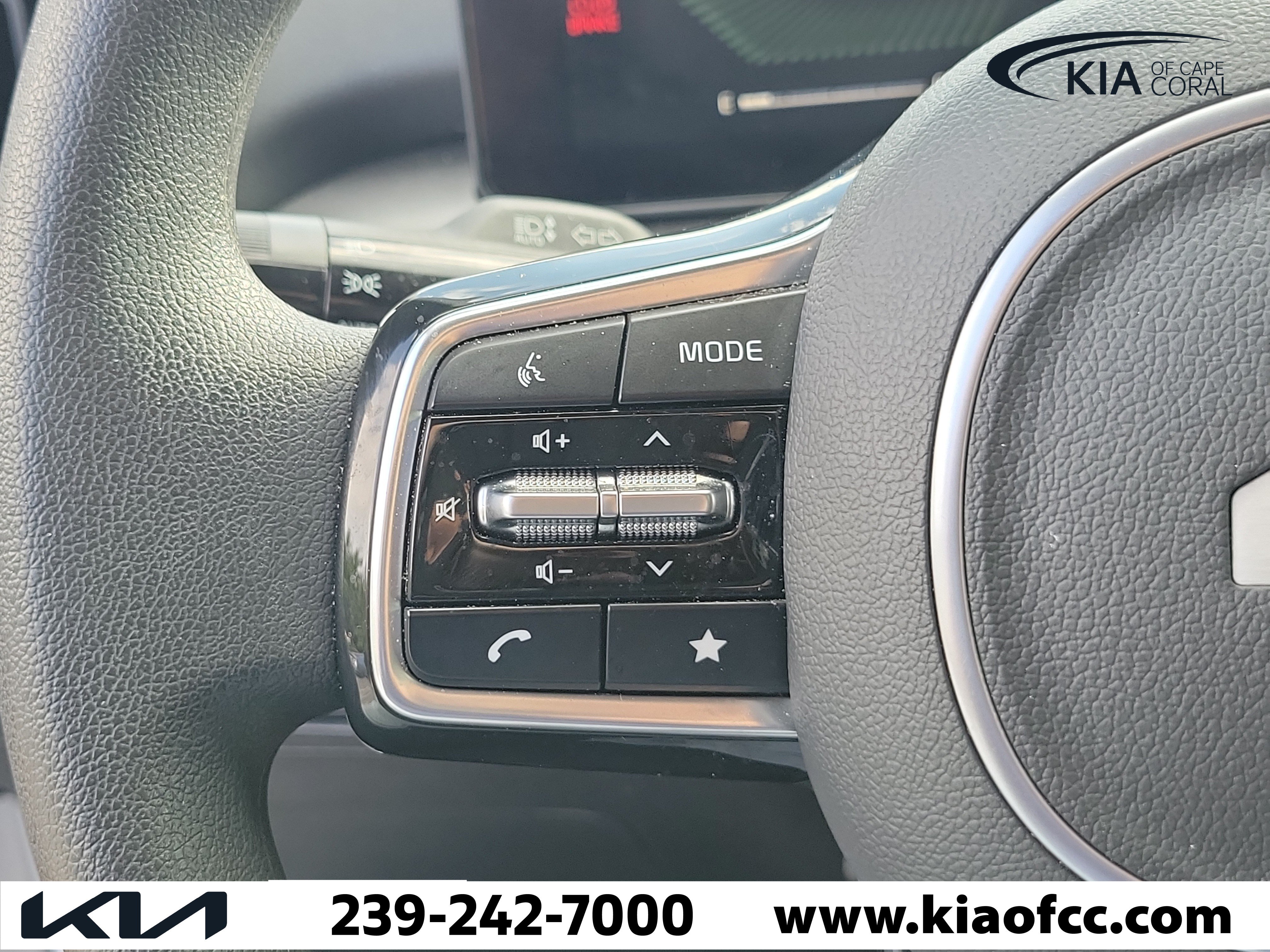Used 2025 Kia Sorento LX FWD image 23
