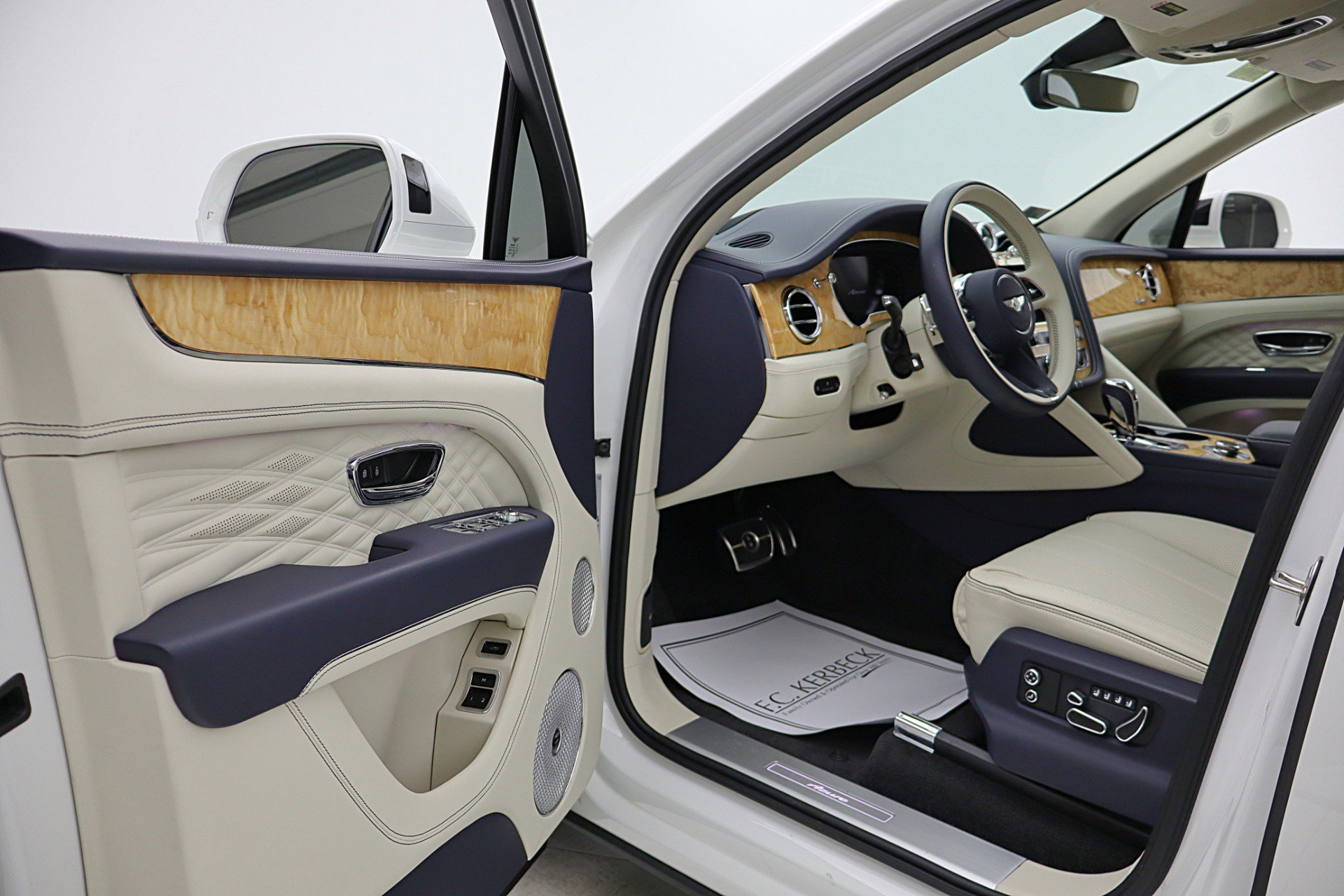 Used 2024 Bentley Bentayga image 47