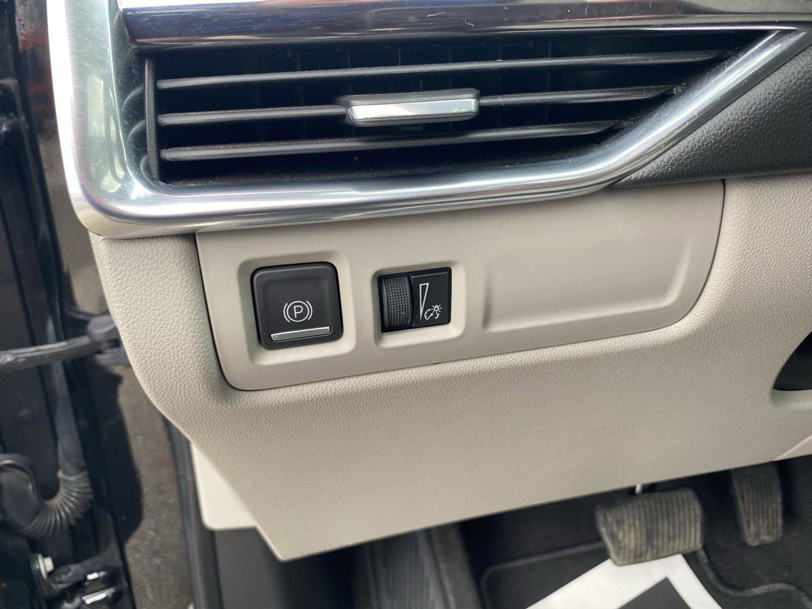 Used 2019 Cadillac XT4 Luxury w/ Cold Weather Package image 16