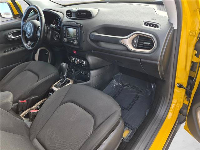 Used 2016 Jeep Renegade Latitude FWD image 20