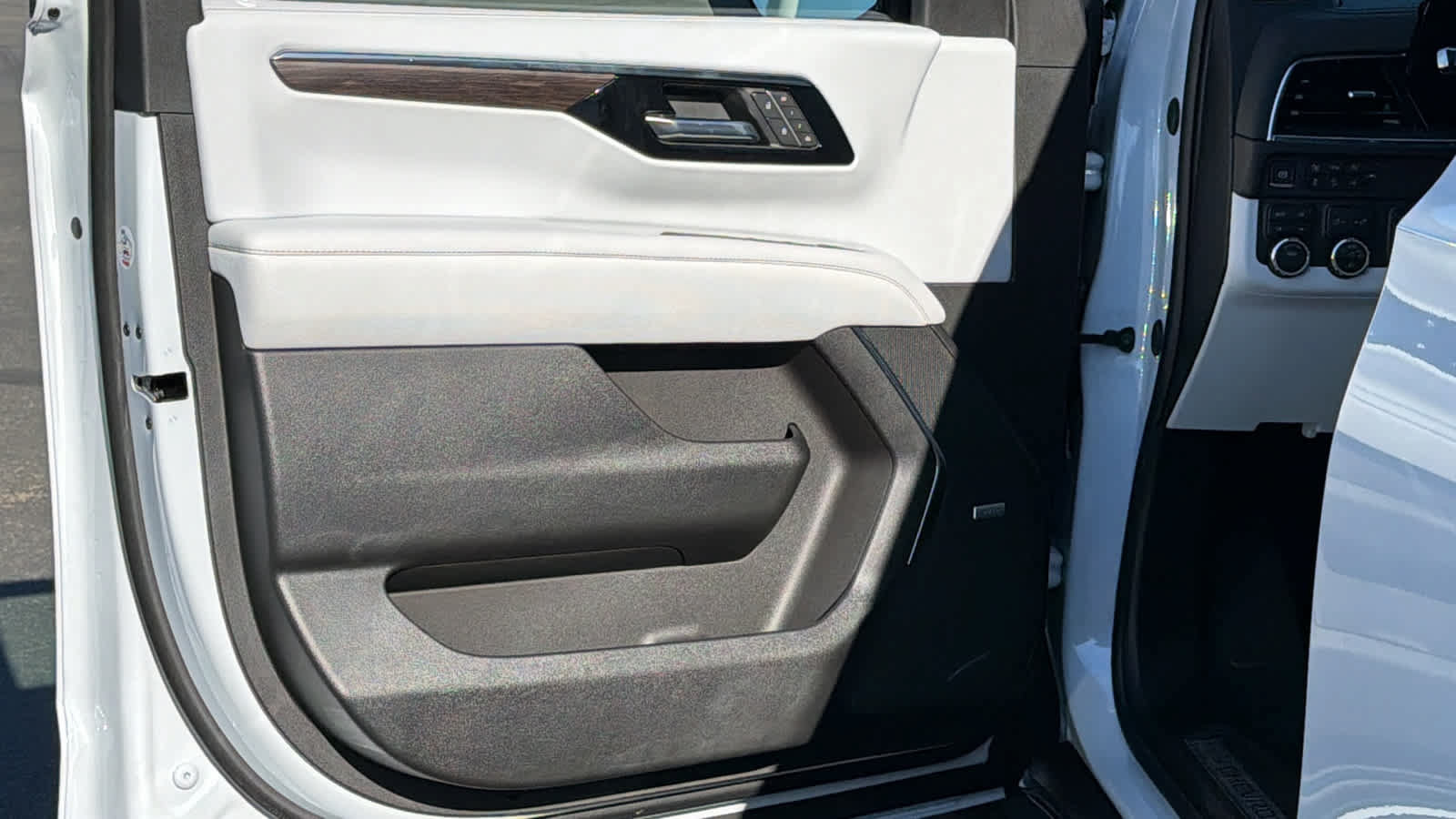 New 2026 Chevrolet Suburban Premier w/ Sun And Tow Package AWD/4WD image 23
