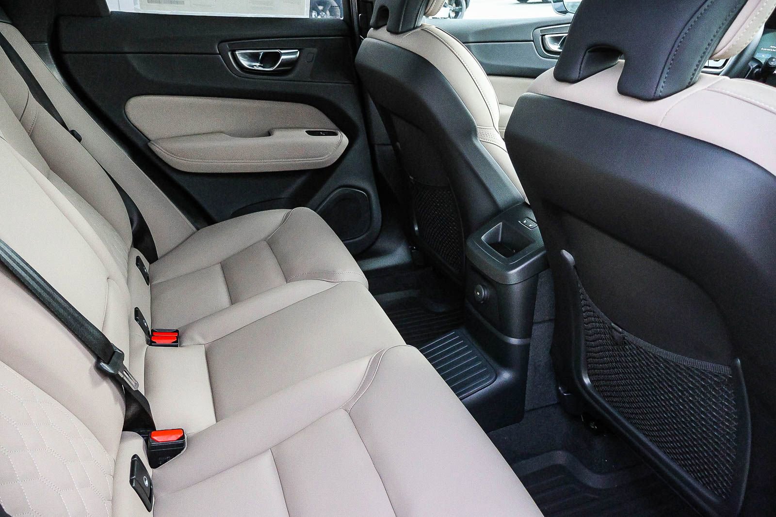 New 2026 Volvo XC60 T8 Plus w/ Protection Package Premier image 20