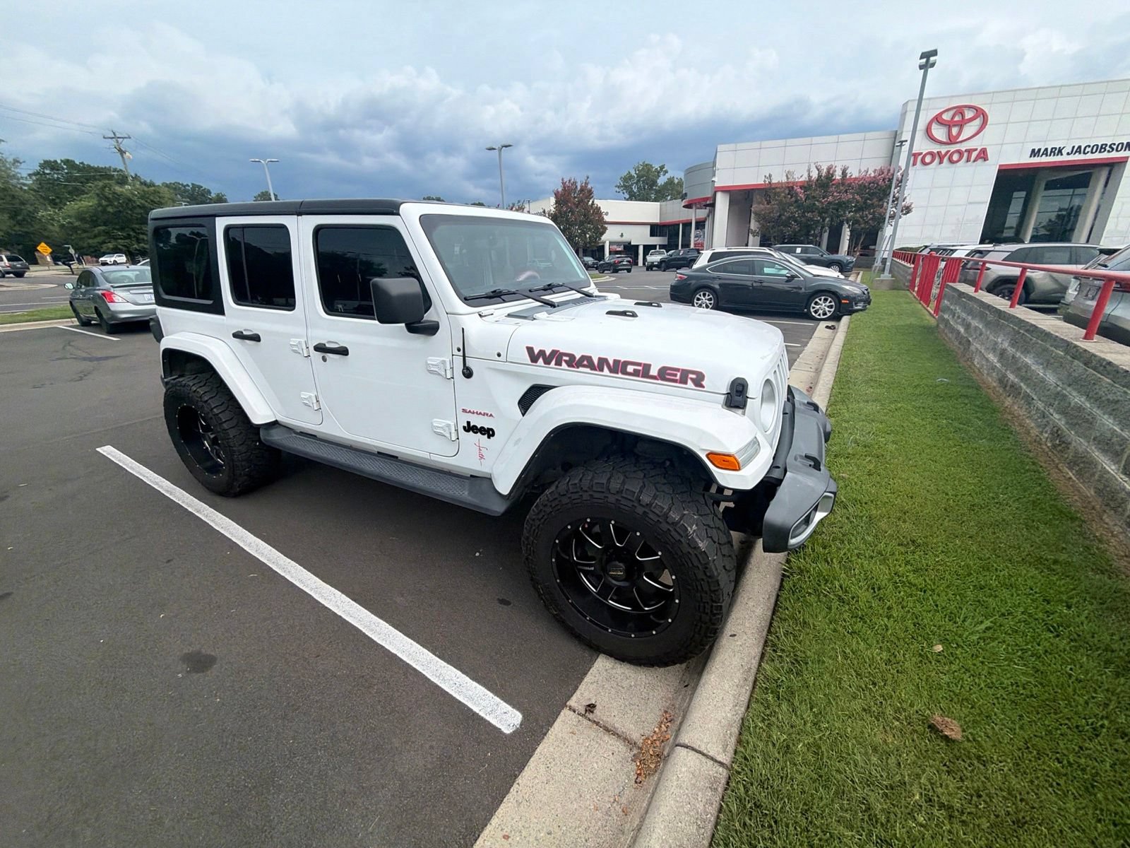 Used 2022 Jeep Wrangler Unlimited Sahara w/ Cold Weather Group AWD/4WD image 14