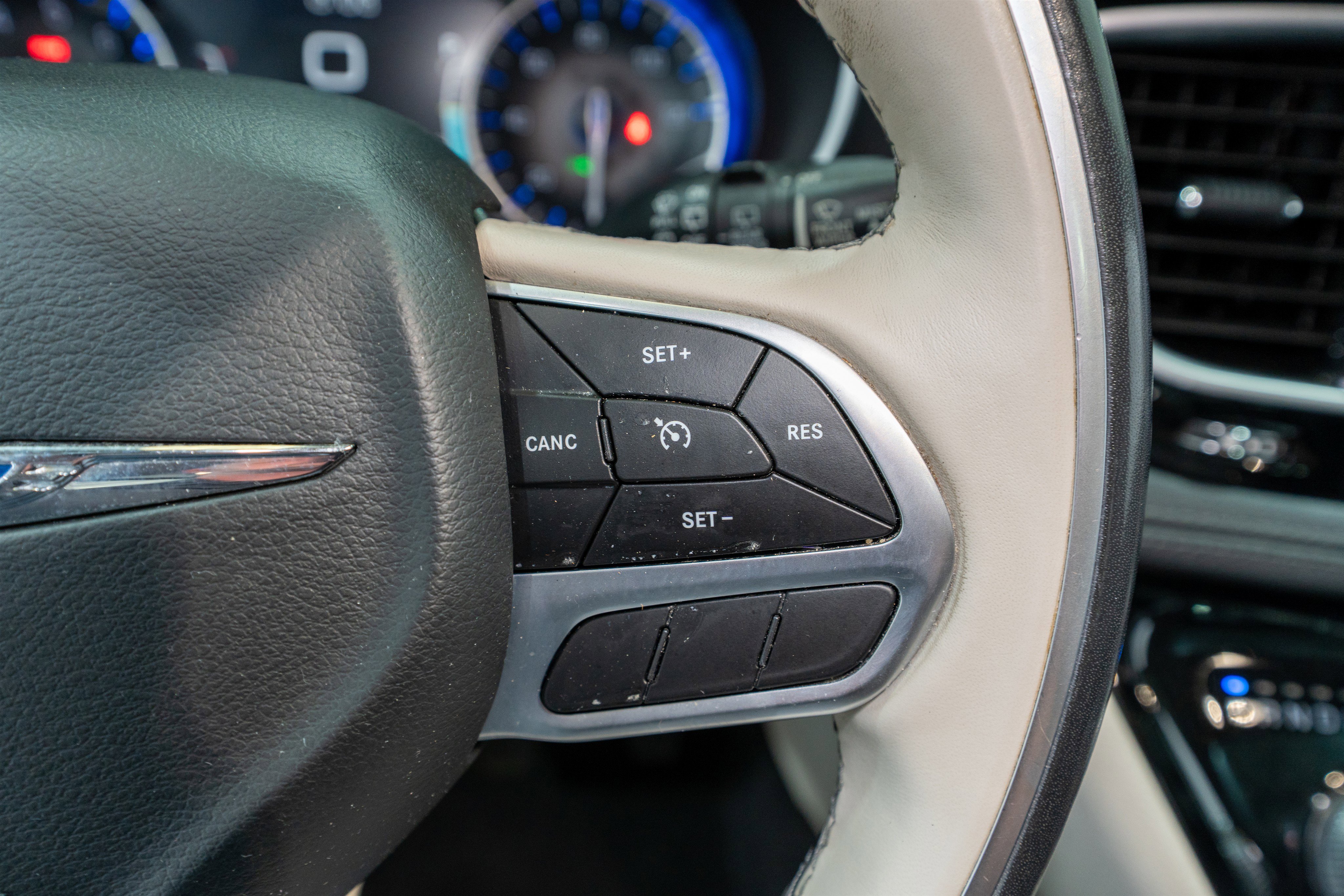 Used 2020 Chrysler Pacifica Limited image 25