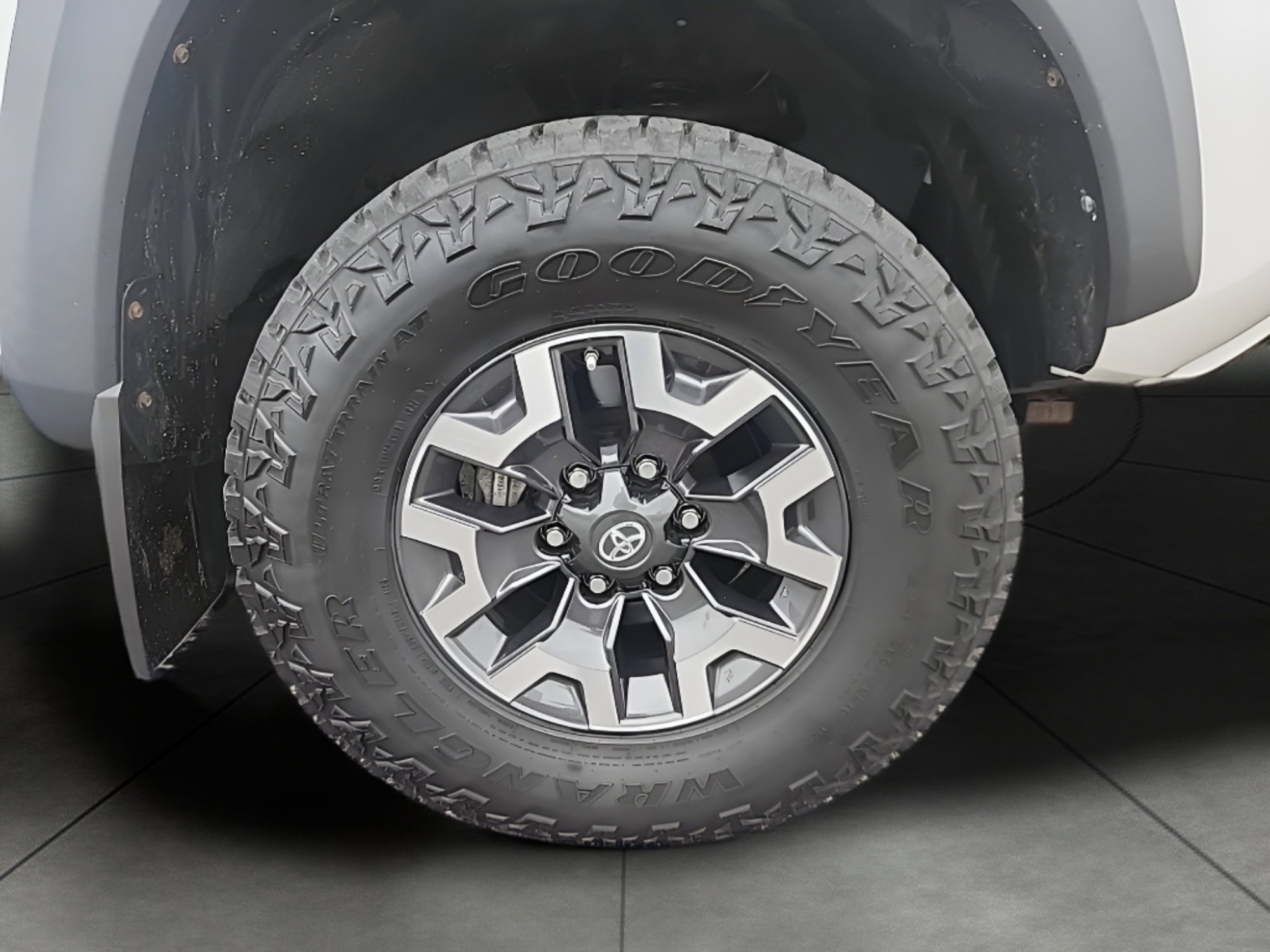 Used 2019 Toyota Tacoma TRD Off-Road w/ Technology Package AWD/4WD image 5