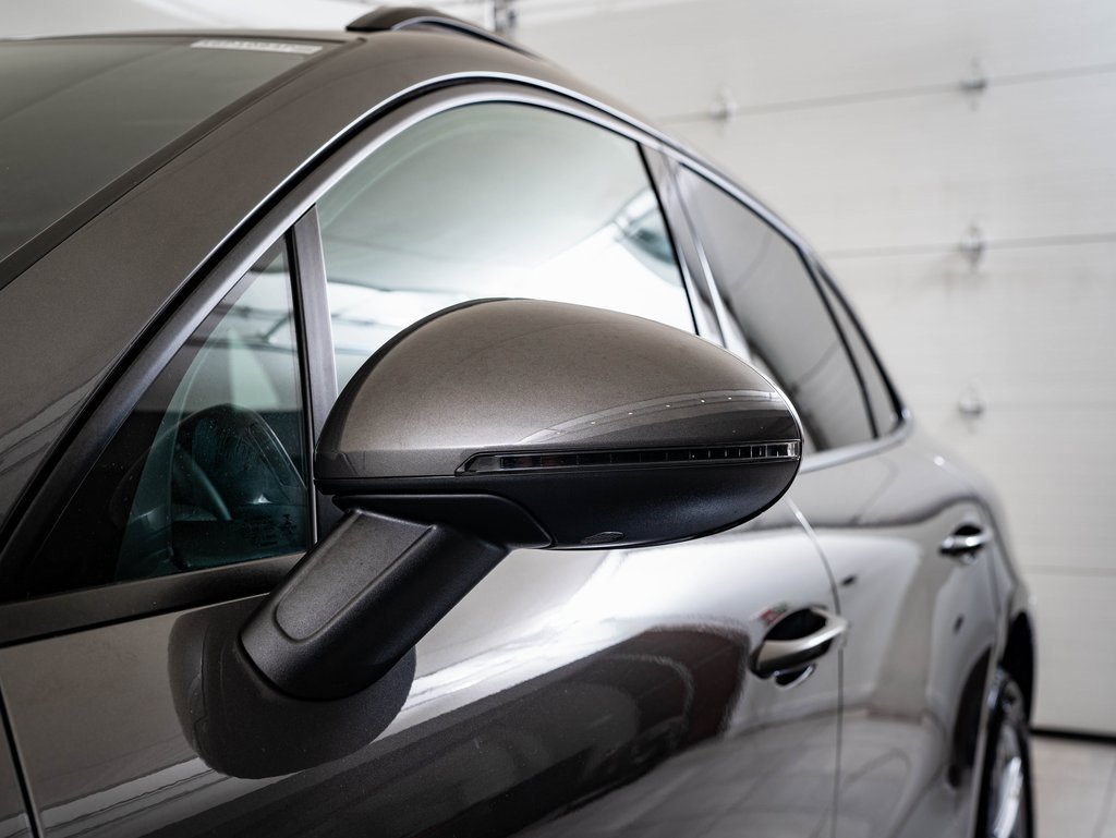 Certified 2018 Porsche Macan image 16