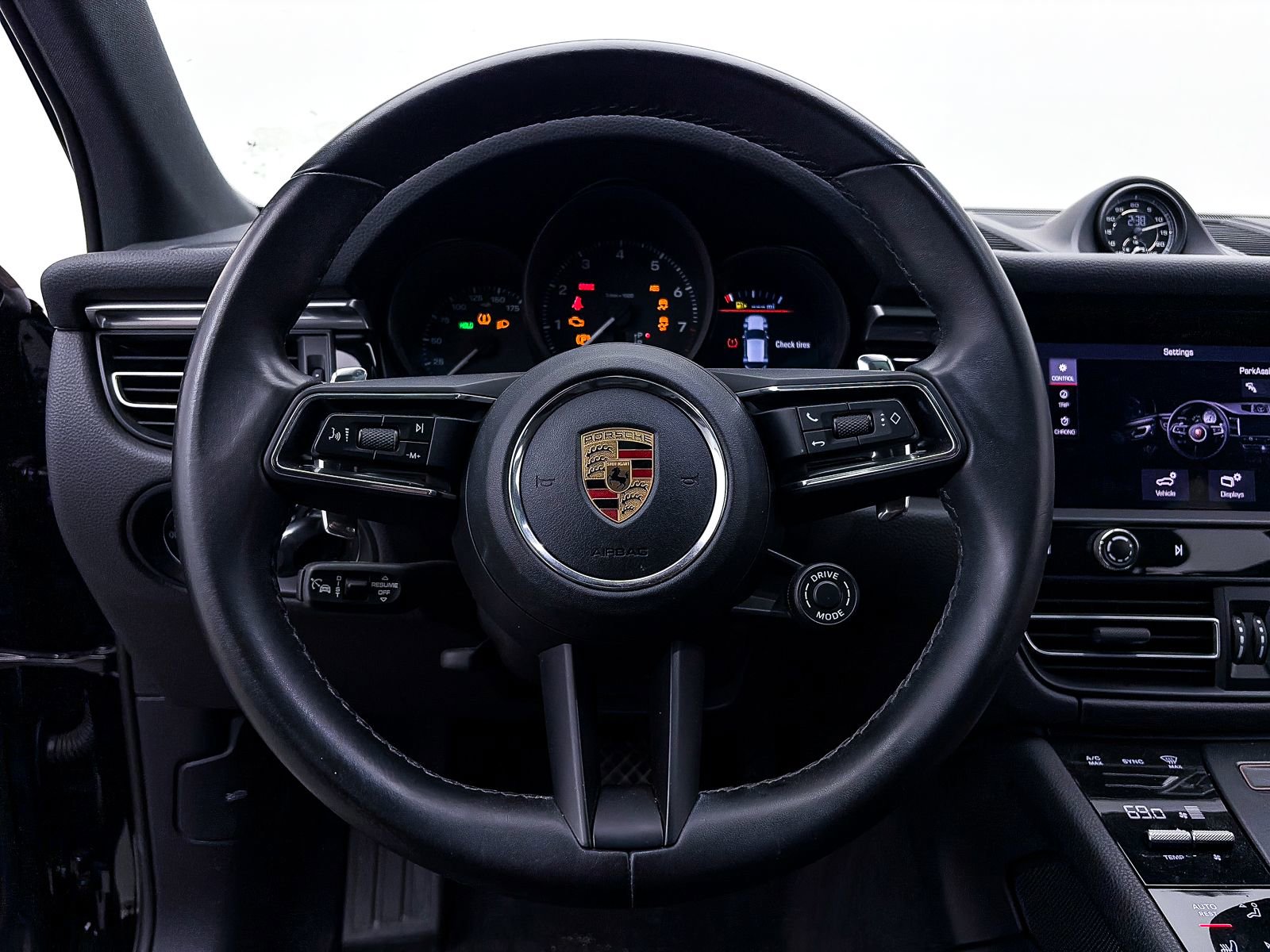 Used 2023 Porsche Macan Turbo image 34