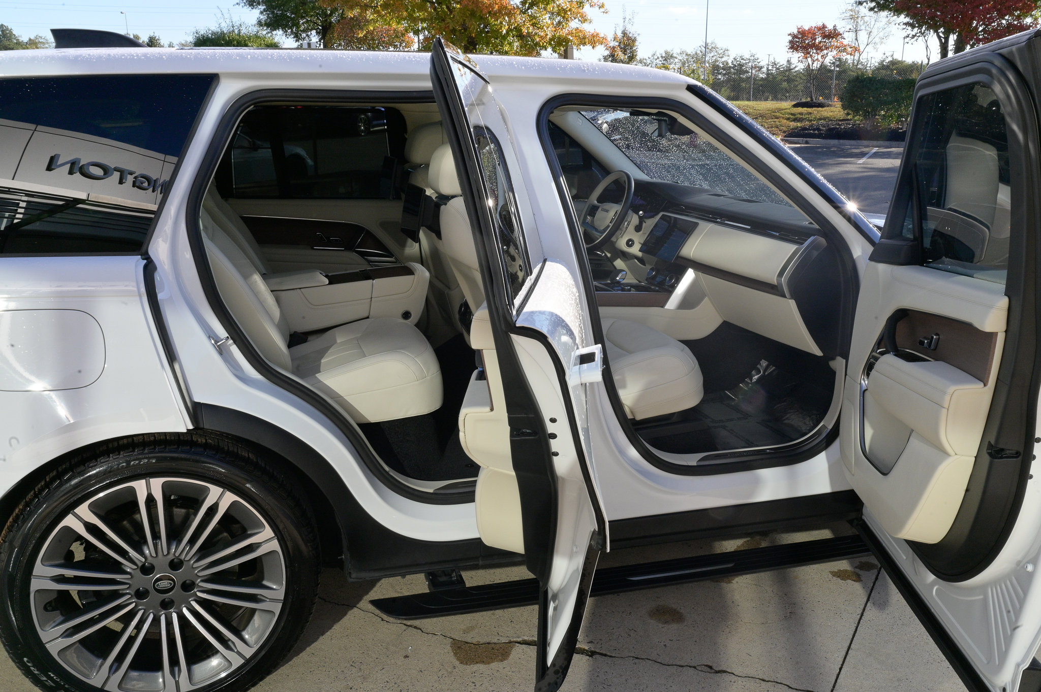 Used 2023 Land Rover Range Rover Autobiography image 53