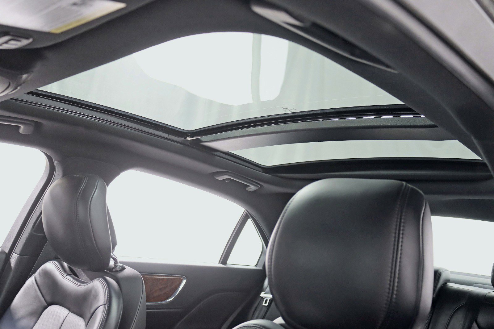 Used 2017 Lincoln Continental Select w/ Climate Package AWD/4WD image 28