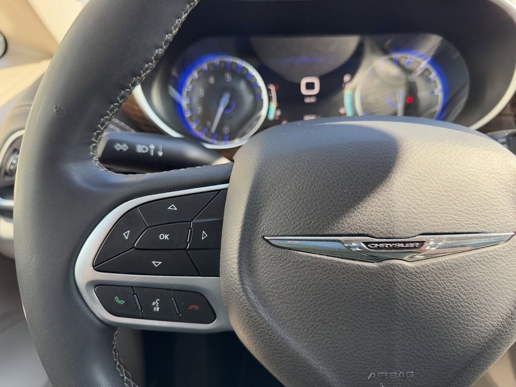 Used 2023 Chrysler Pacifica Limited FWD image 25