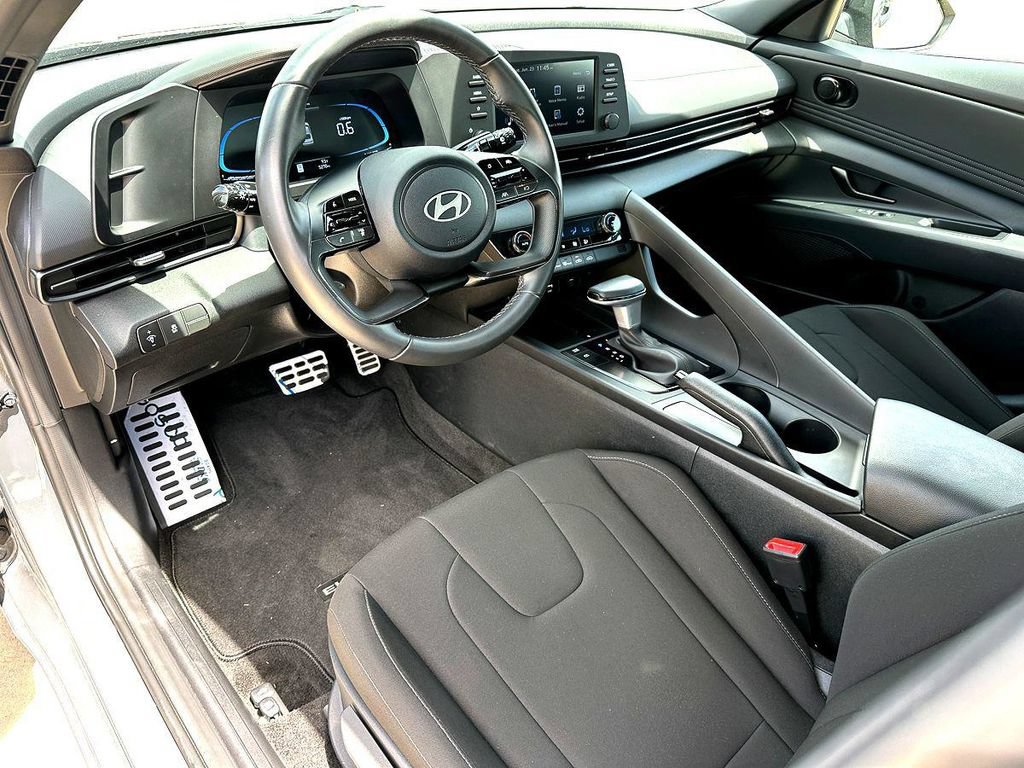 Used 2025 Hyundai Elantra Sport FWD image 16
