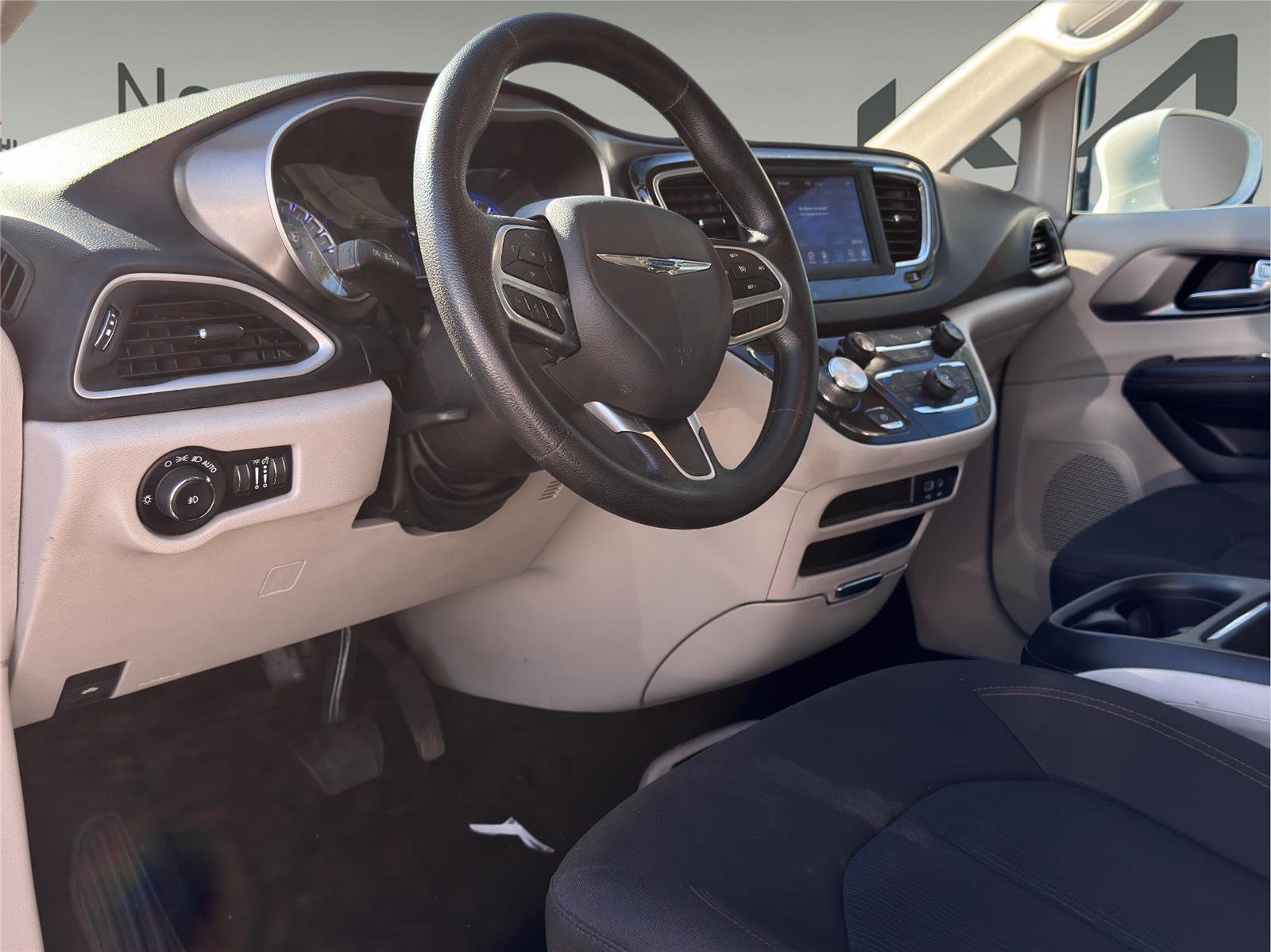 Used 2020 Chrysler Pacifica Touring image 10