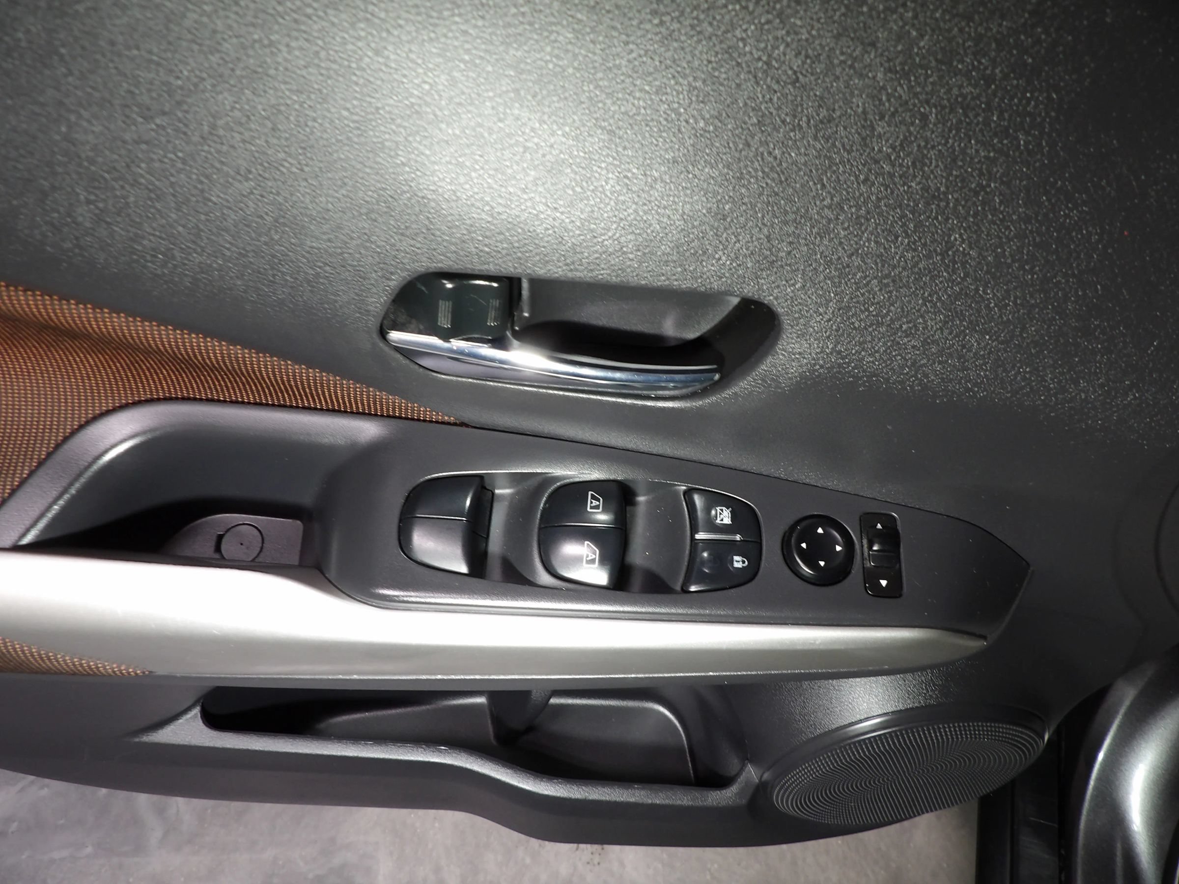 Used 2019 Nissan Kicks SR FWD image 9