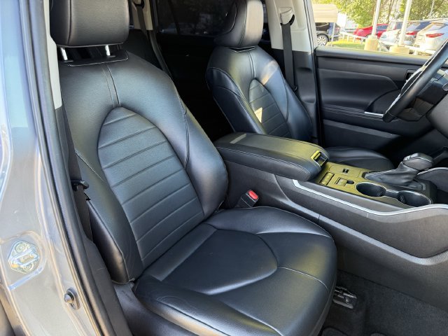 Used 2022 Toyota Highlander XLE FWD image 25