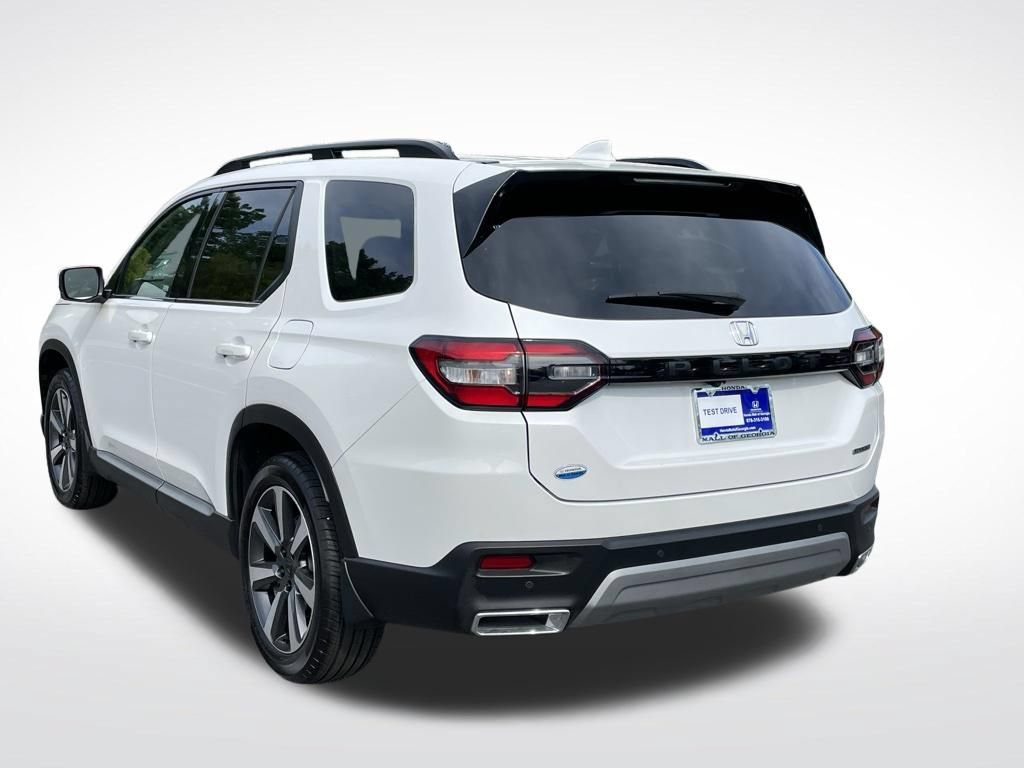 Certified 2025 Honda Pilot Touring image 4