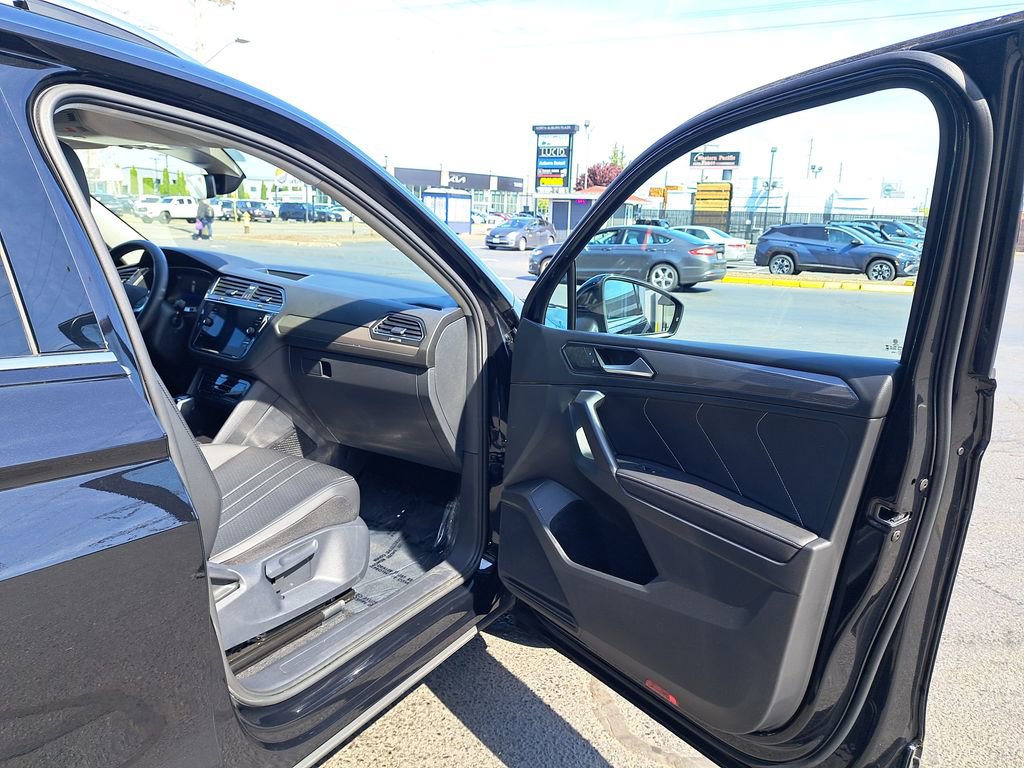 Used 2023 Volkswagen Tiguan SE AWD/4WD image 16
