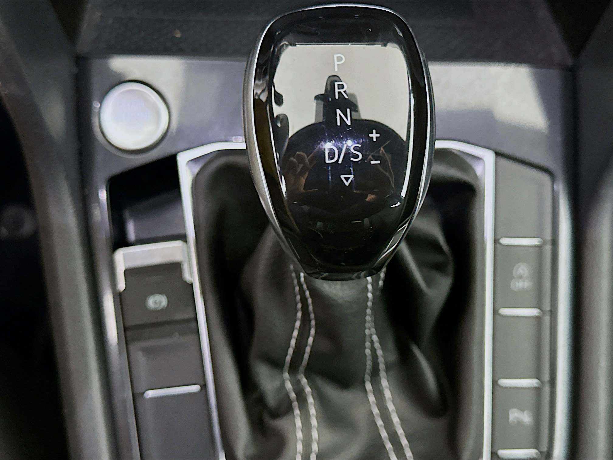 Used 2022 Volkswagen Tiguan SE R-Line image 24