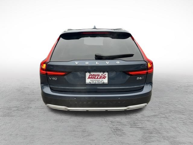 Used 2025 Volvo V90 B6 Cross Country Plus image 6