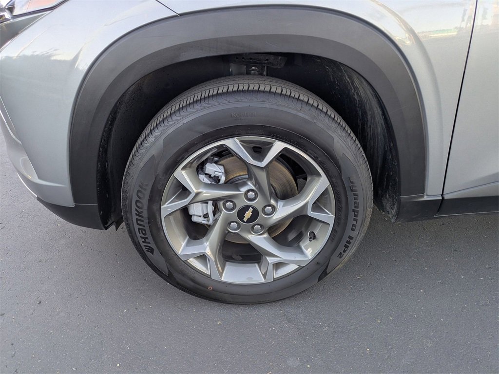 Used 2025 Chevrolet Trax LT w/ LT Convenience Package image 13