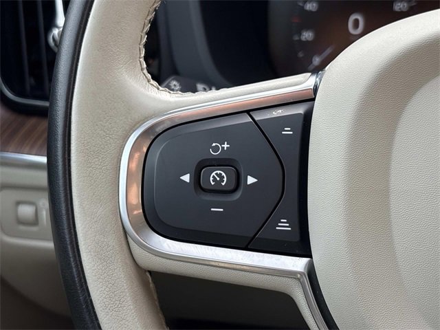 Used 2021 Volvo XC60 T5 Momentum w/ Premium Package image 31