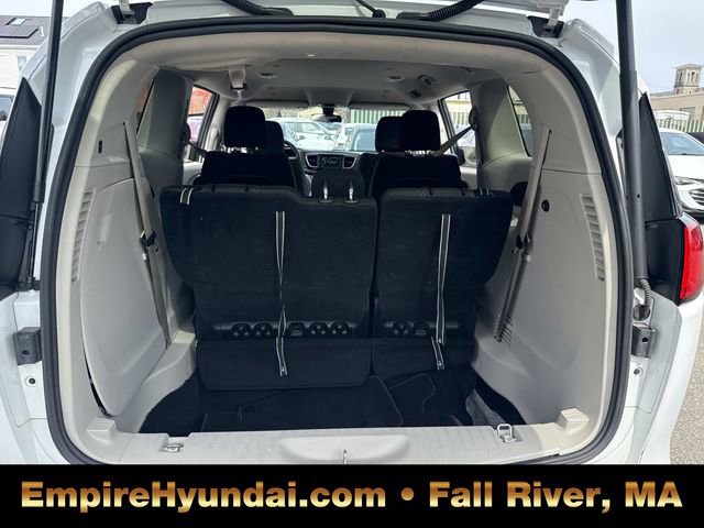 Used 2022 Chrysler Voyager LX image 5