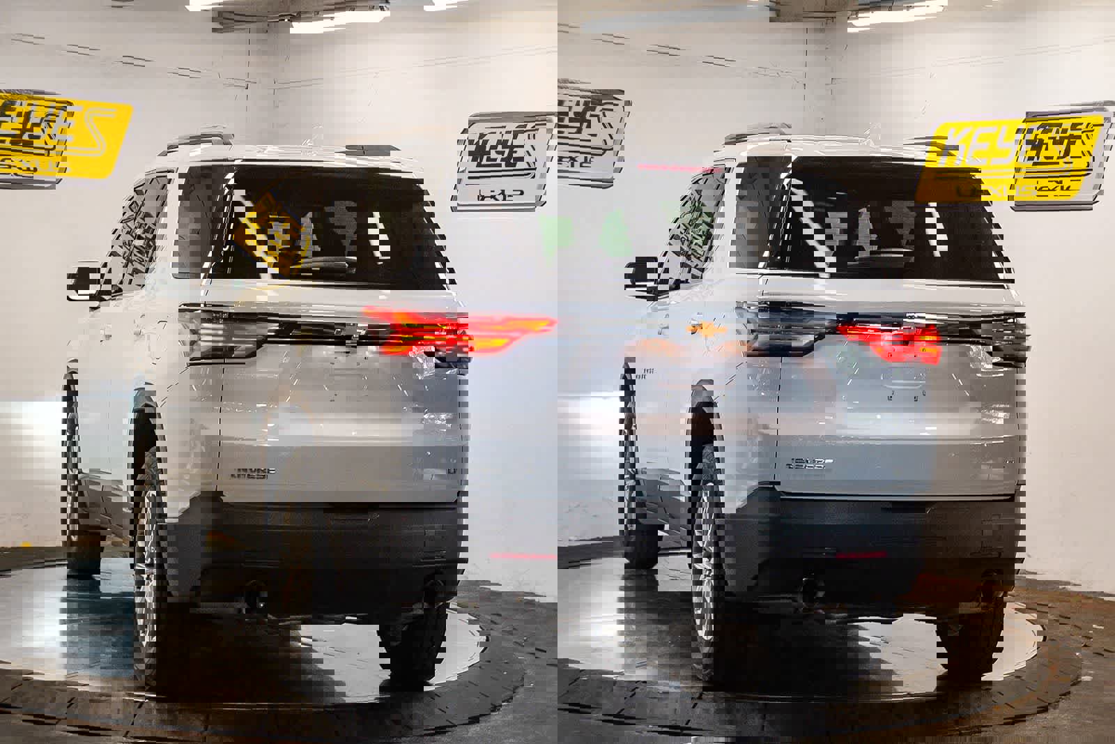 Used 2023 Chevrolet Traverse LT image 2