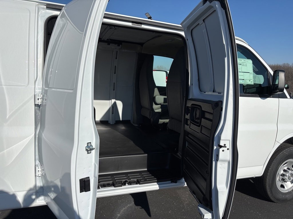 New 2025 Chevrolet Express 3500 Extended w/ Driver Convenience Package image 33