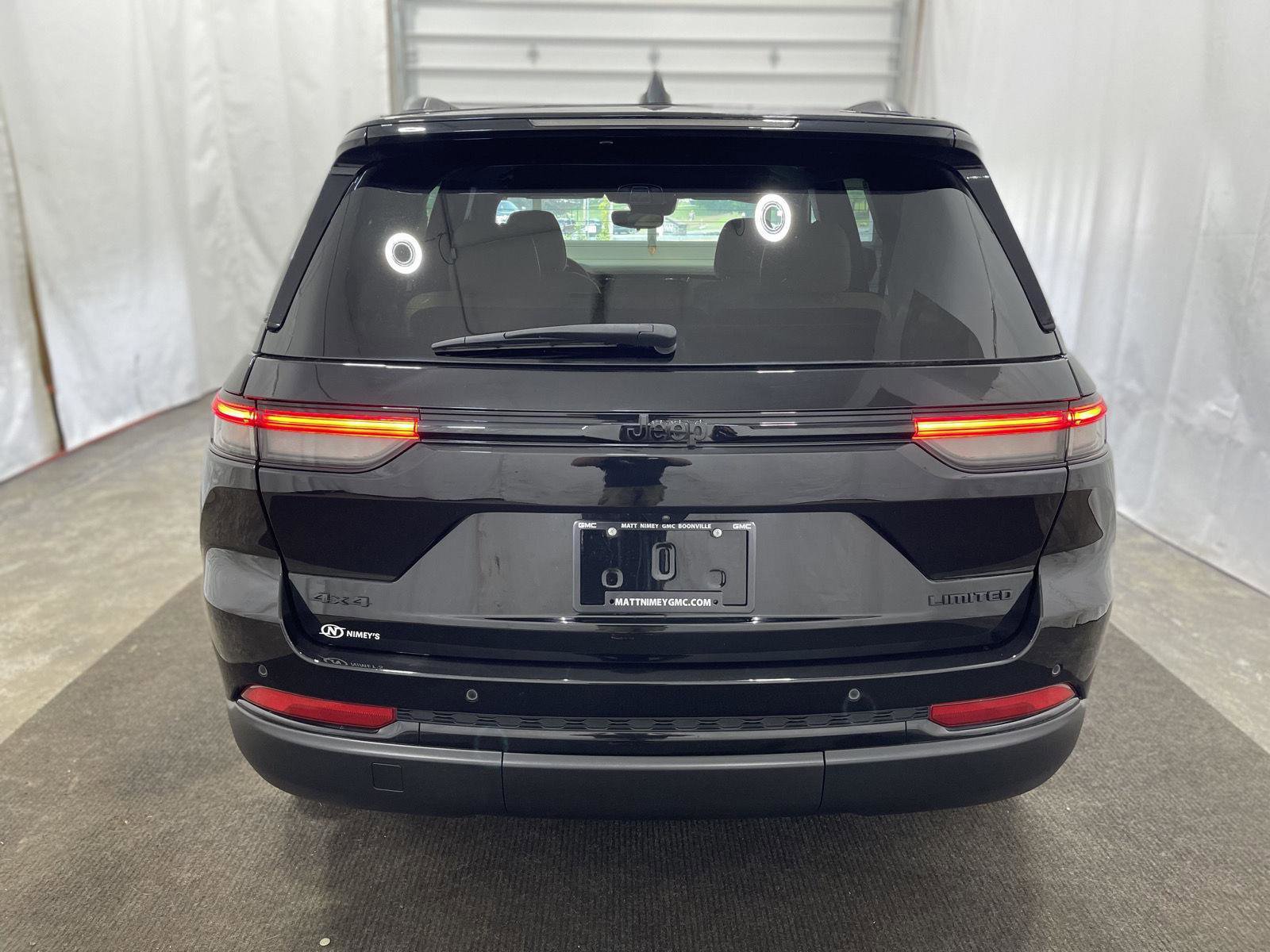 Used 2023 Jeep Grand Cherokee Limited w/ Black Appearance Package image 10