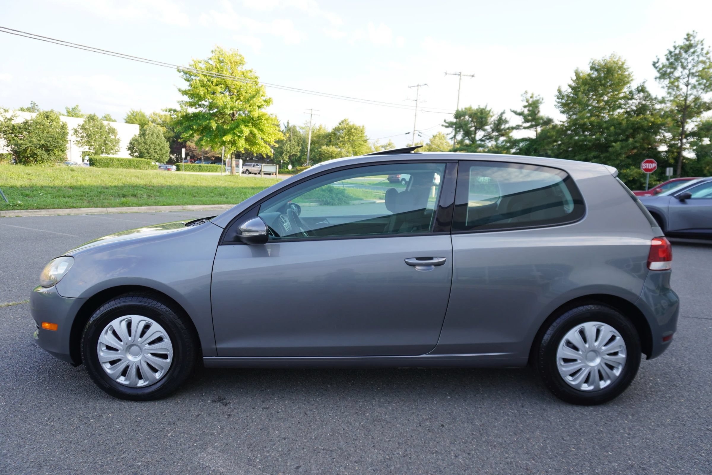 Used 2011 Volkswagen Golf 2-Door FWD image 4
