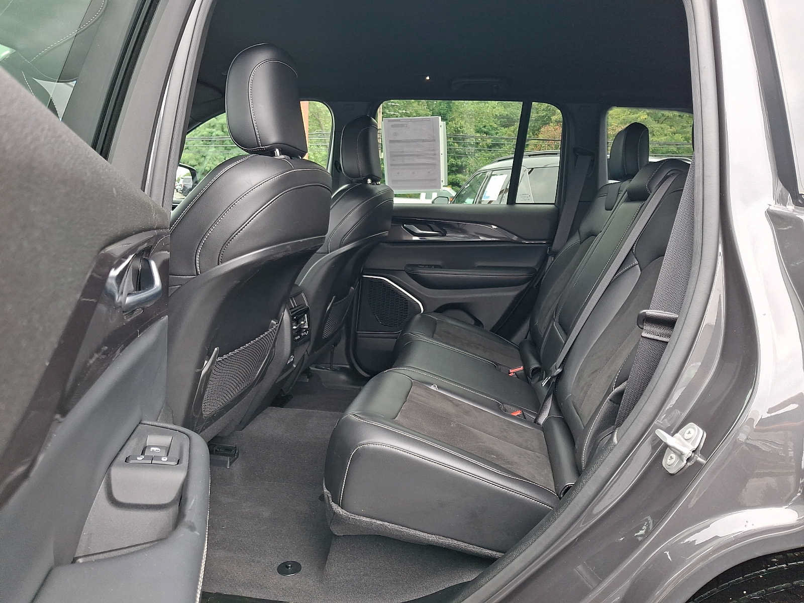 Used 2022 Jeep Grand Cherokee Altitude AWD/4WD image 10