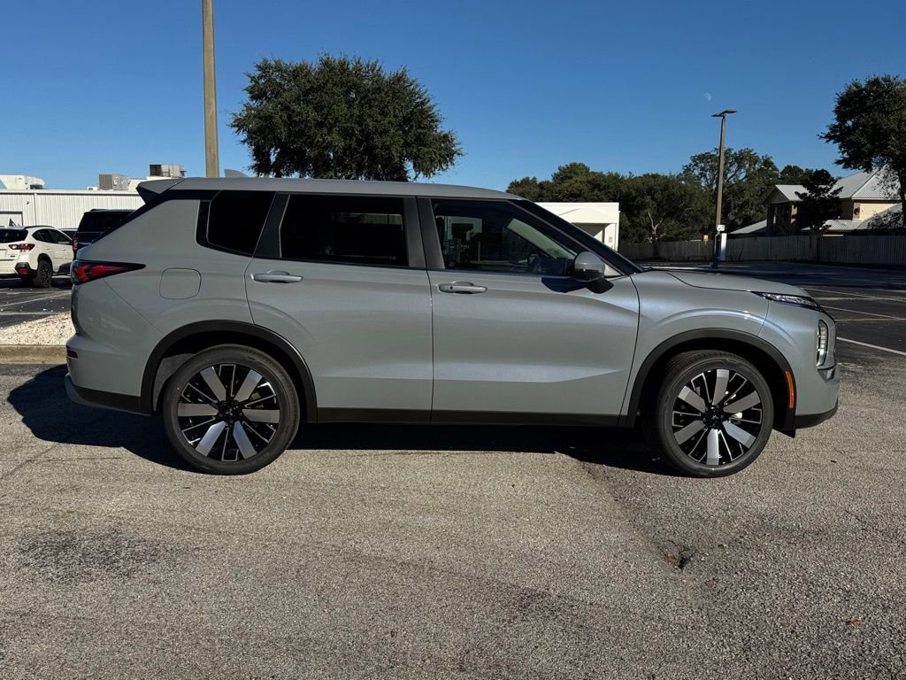 New 2025 Mitsubishi Outlander SE image 9