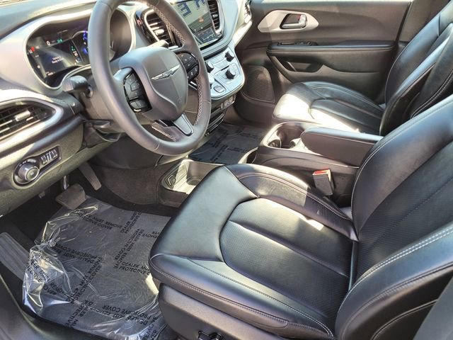 Used 2024 Chrysler Pacifica Select image 16