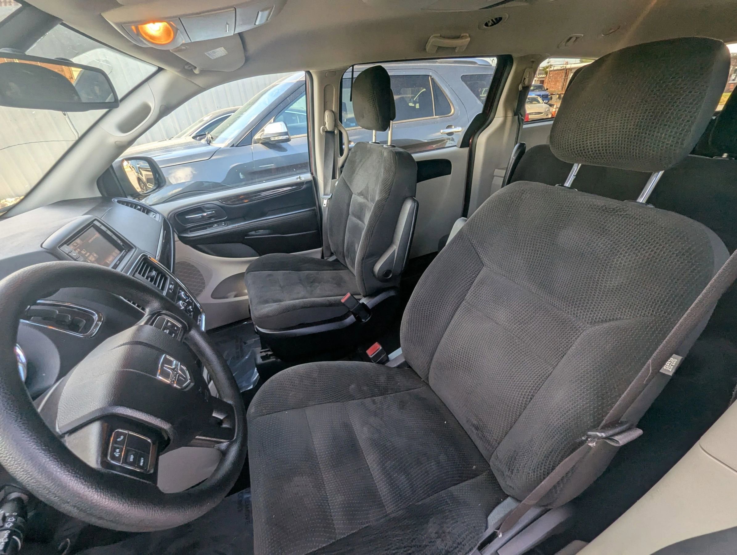 Used 2019 Dodge Grand Caravan SE w/ UConnect Hands-Free Group FWD image 6