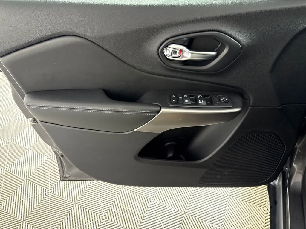 Used 2019 Jeep Cherokee Latitude Plus w/ Comfort/Convenience Group image 10