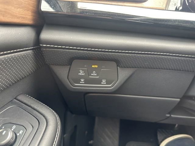 Used 2024 Volkswagen Atlas SE image 13