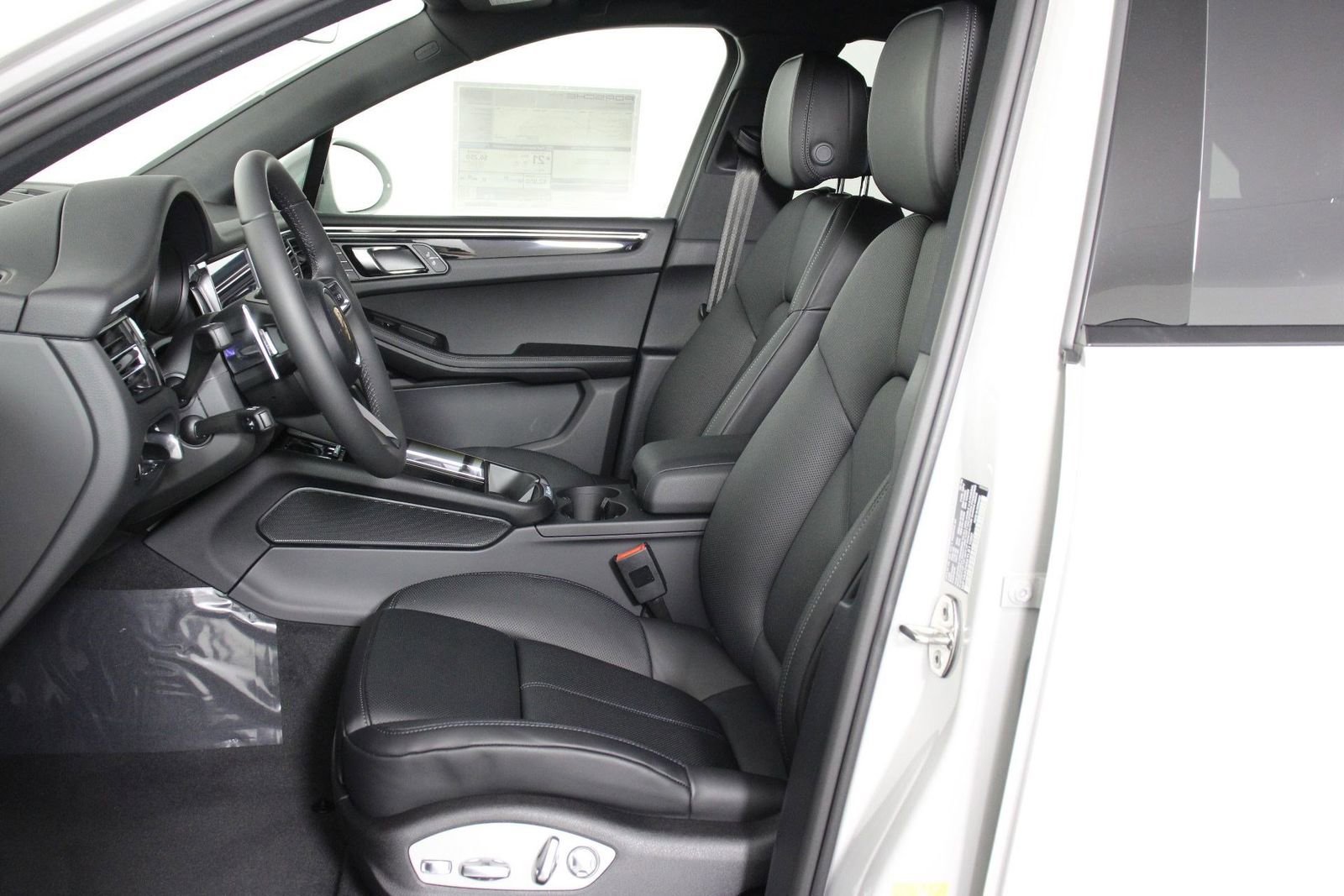 New 2026 Porsche Macan AWD/4WD image 5