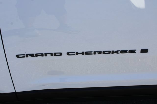 Used 2025 Jeep Grand Cherokee Altitude RWD image 9