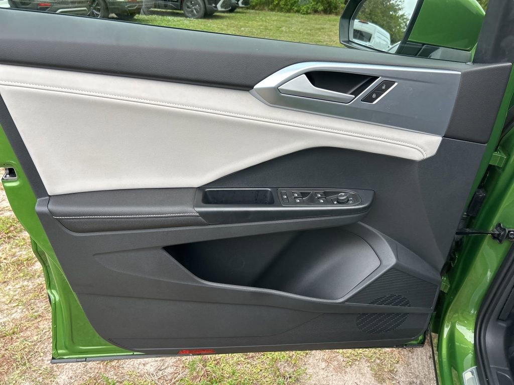 Certified 2025 Volkswagen Taos SE w/ Panoramic Sunroof Package image 17