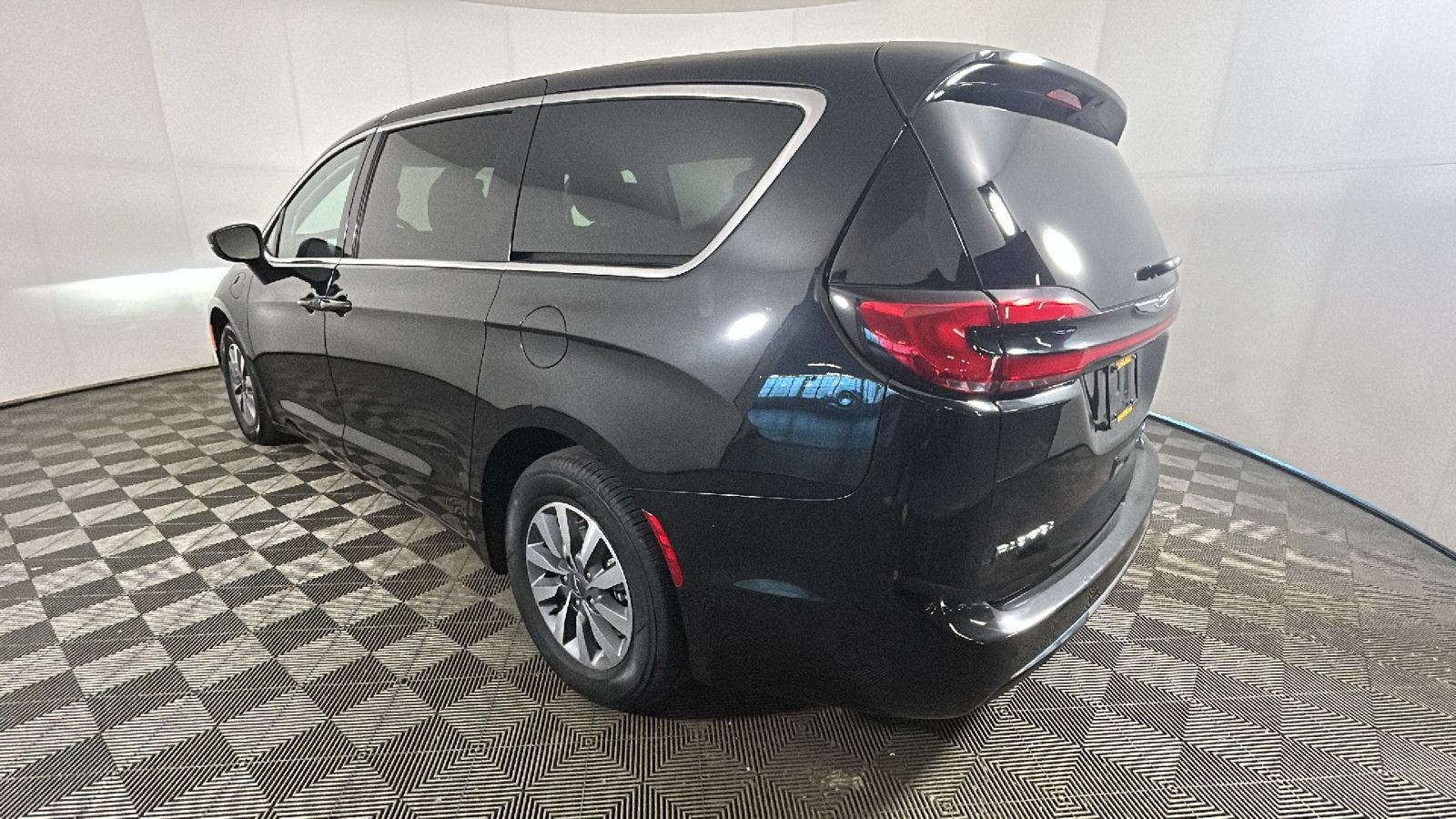 Used 2023 Chrysler Pacifica Touring-L FWD image 5