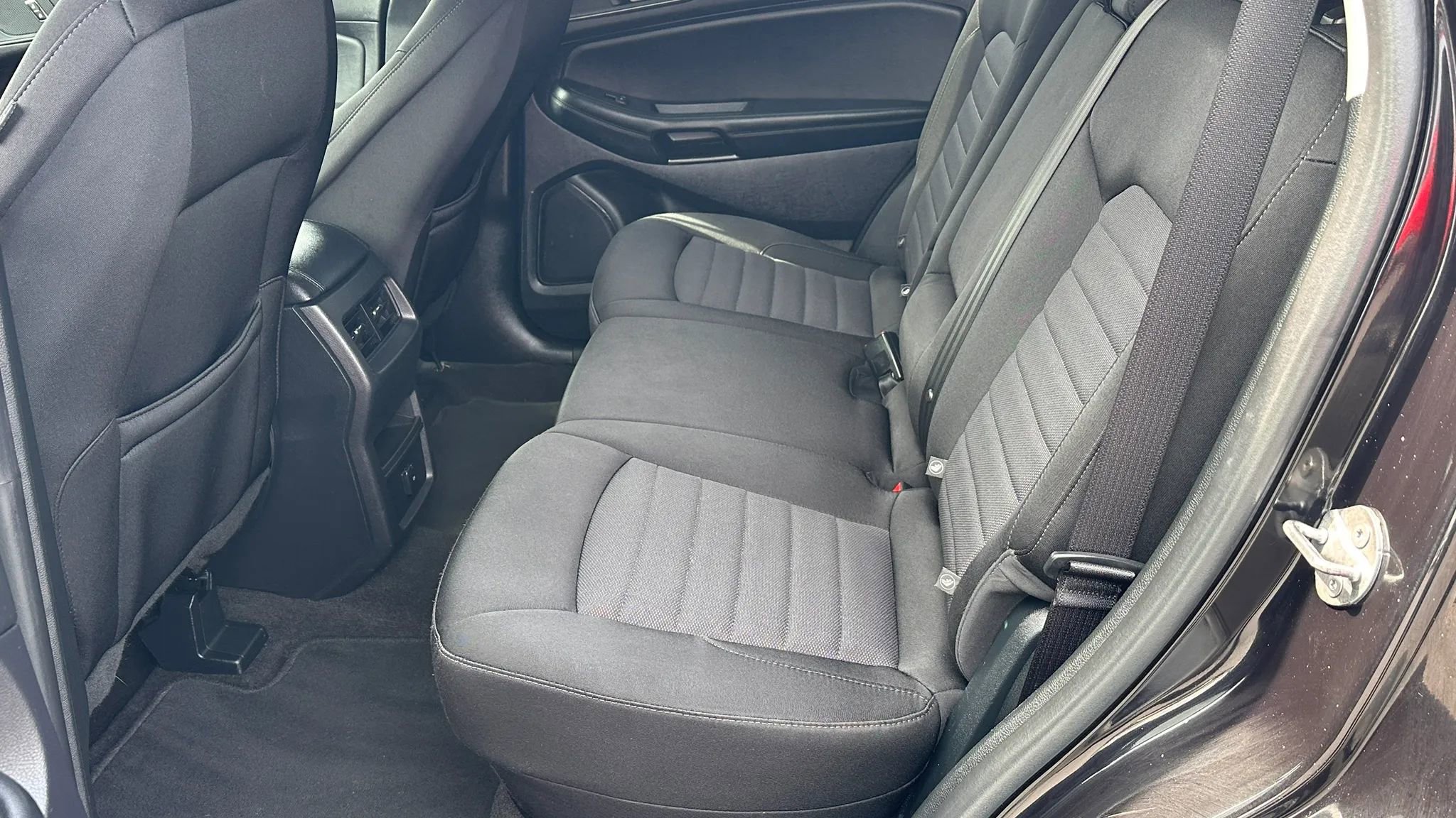 Used 2020 Ford Edge SE image 11