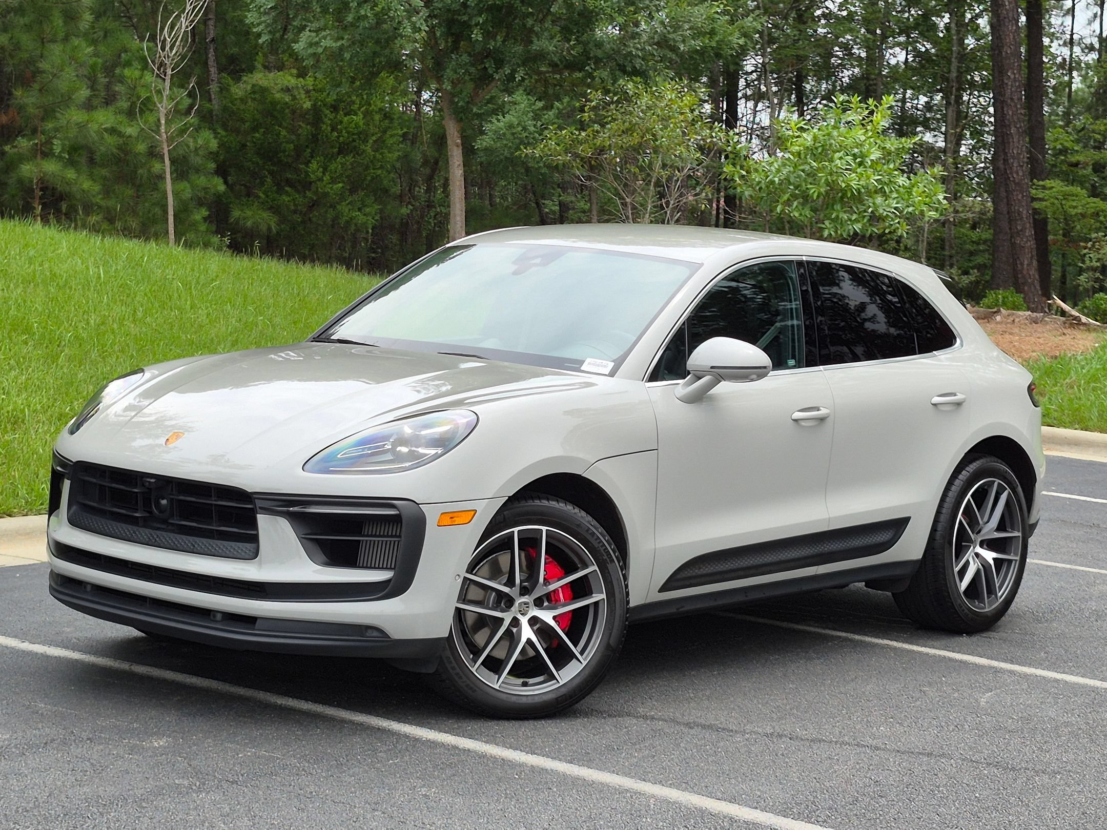Certified 2022 Porsche Macan S AWD/4WD image 1