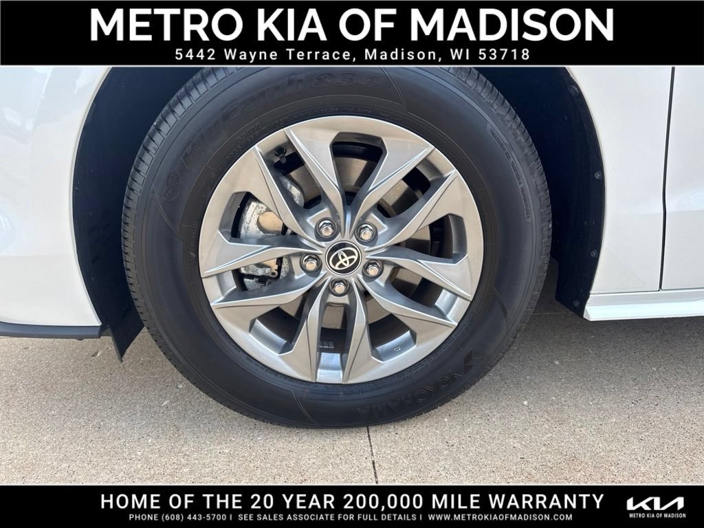 Used 2025 Toyota Sienna XLE AWD/4WD image 10