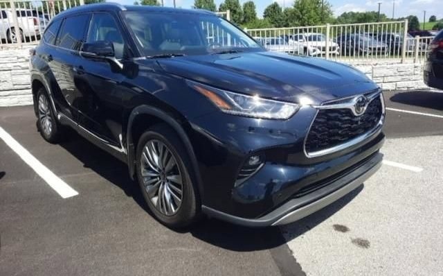 Used 2023 Toyota Highlander Platinum AWD/4WD image 2