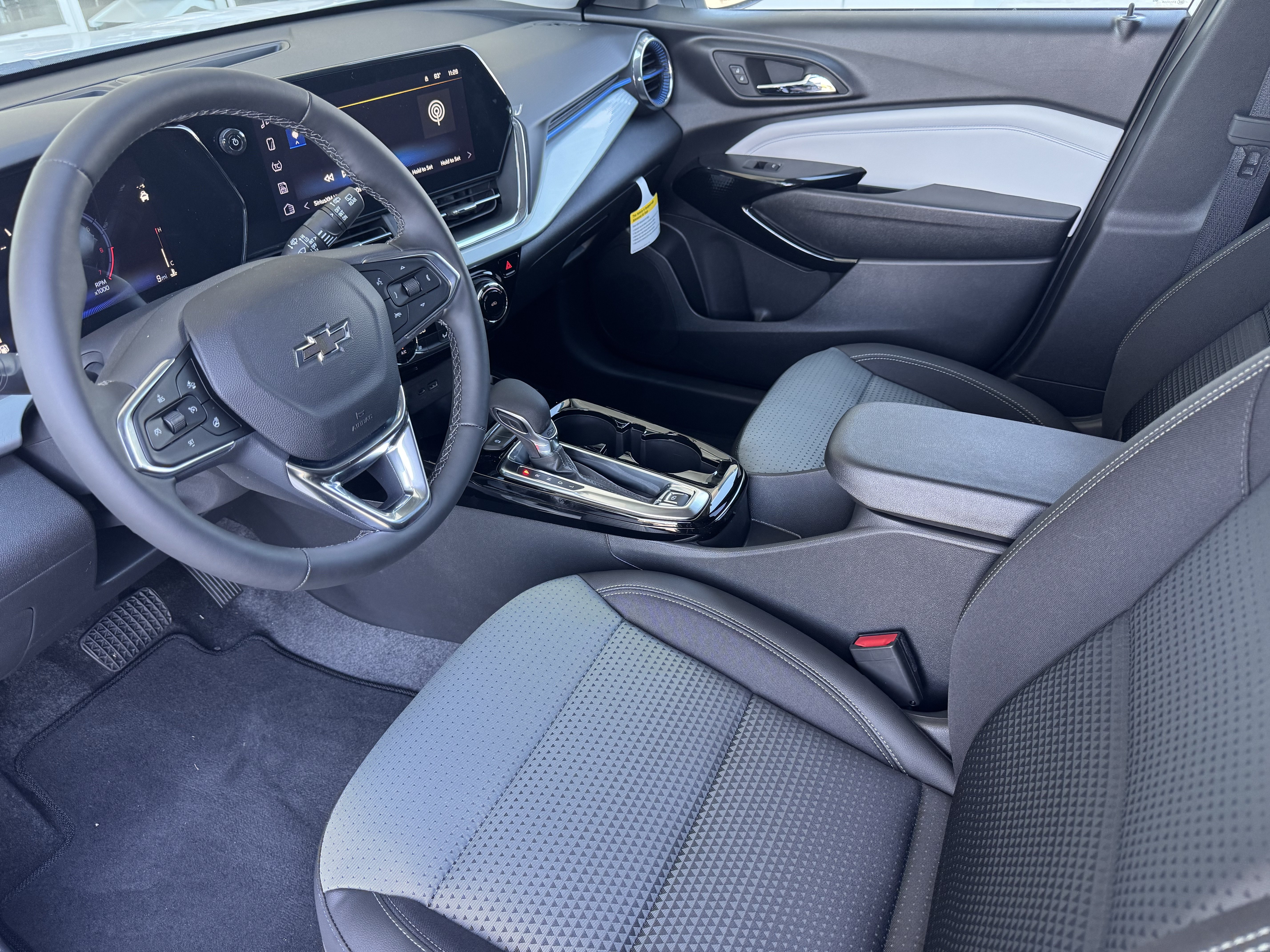 New 2026 Chevrolet Trax LT w/ Midnight Edition FWD image 9