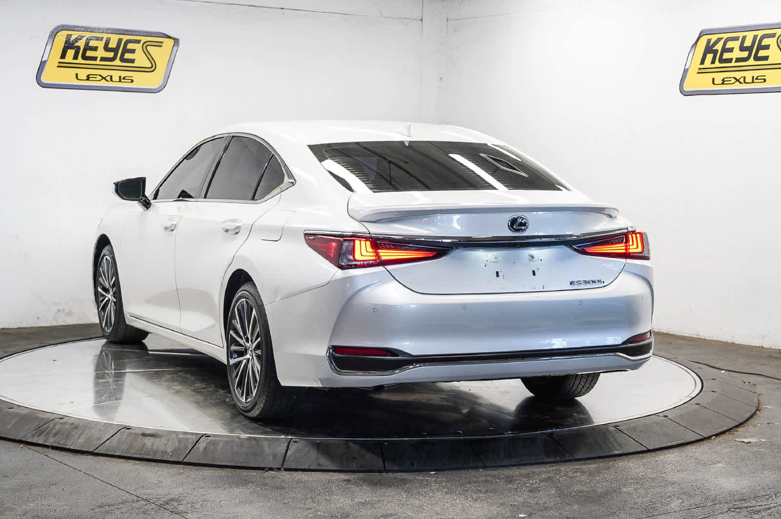 Used 2025 Lexus ES 300h w/ Premium Package FWD image 2